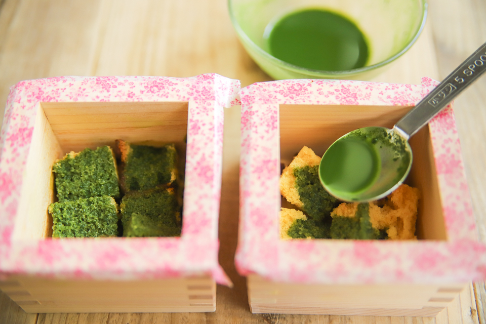 抹茶液をまんべんなく染み込ませる