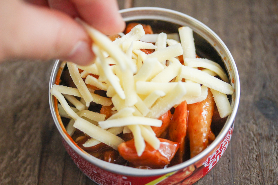 味付けした焼き鳥缶詰にチーズをのせたら準備完了!