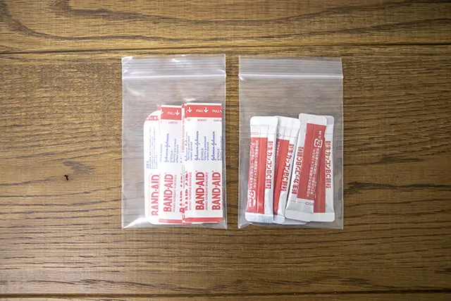 【二人暮らしの薬箱・ポイントカード収納】100円ショップのチャック付きポリ袋