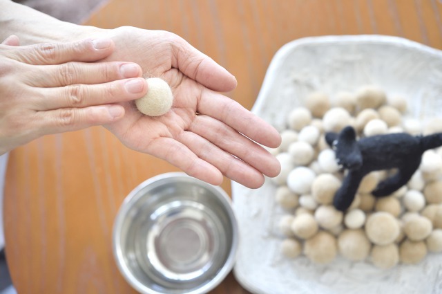 Yさんの愛猫・金太郎の抜け毛で作った毛玉。インテリアにもおもちゃにもなっている