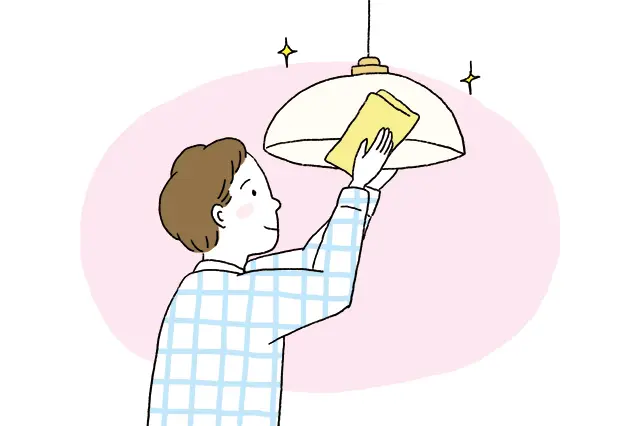 照明を拭いている人の様子
