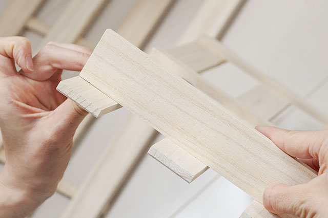 スリムなすのこ傘立ての作り方:木板を貼る