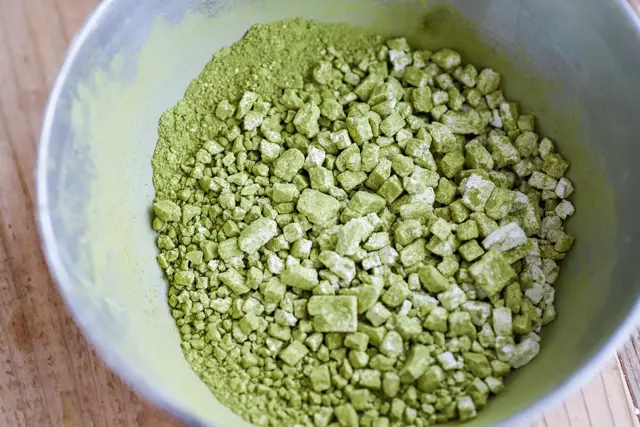 抹茶白玉の抹茶は、白玉粉と混ぜておく