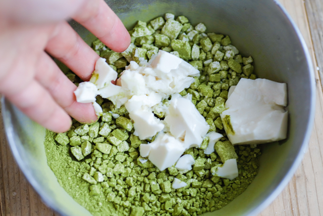 豆腐はまずは半分量加え、粉の塊を潰しながらなじませていく
