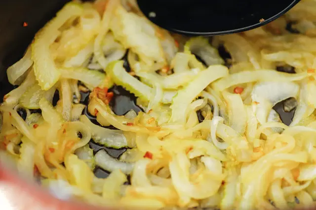 香味野菜であるにんにく、玉ねぎ、セロリはしっかり炒めて香りを引き出すのがポイント!
