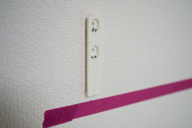 コインでピンを押し込むだけなので特別な工具がいらない。力もそれほど必要なく、簡単に取り付けられる