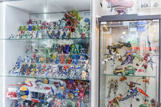 ワンルームをガンダムコレクションでまとめたじだむさんのオタク部屋にあるコレクションケース
