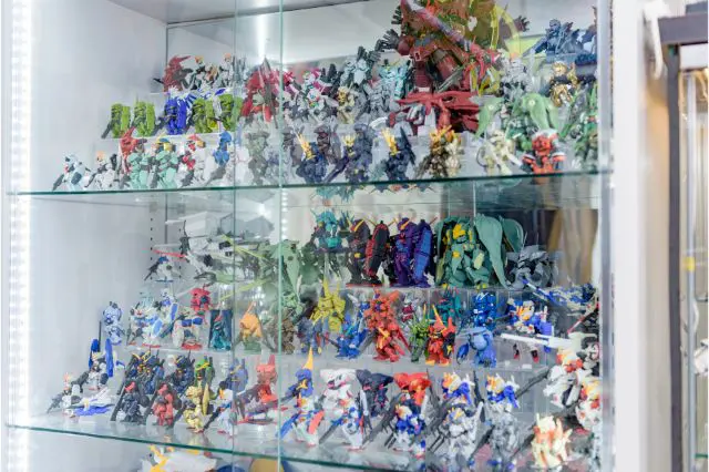 ワンルームをガンダムコレクションでまとめたオタク部屋に住むじだむさんのガンダム