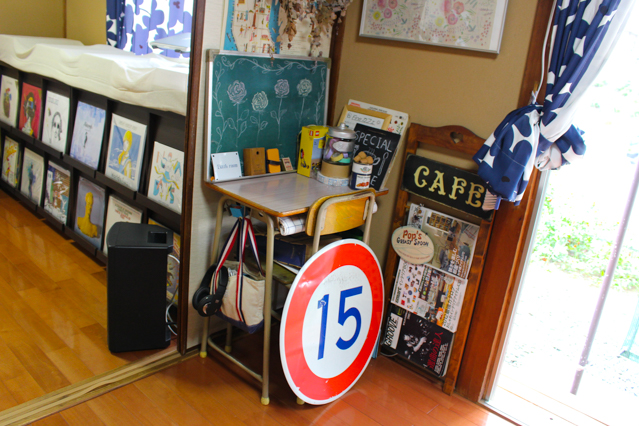 戸建ての平屋賃貸に一人暮らししているu.and.iさんの自宅に飾られているリアル道路標識とレコードやDJブース