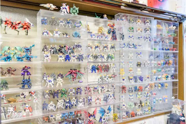 ワンルームをガンダムコレクションでまとめたじだむさんのオタク部屋にあるコレクションケース