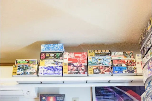 ワンルームをガンダムコレクションでまとめたじだむさんのオタク部屋の収納