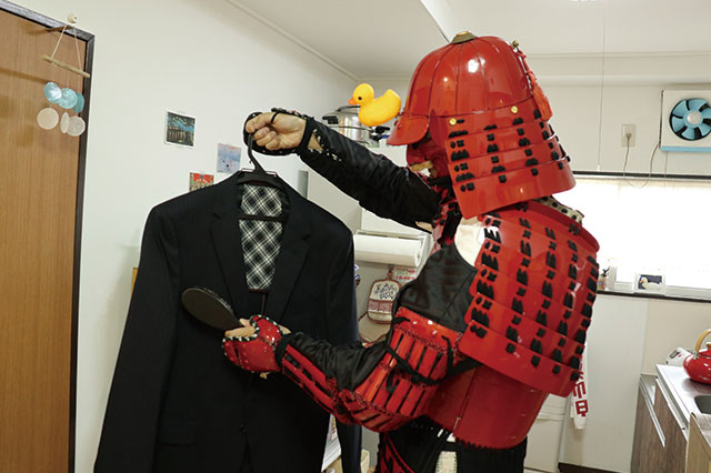 バルサン使用後に服をブラッシングする井上