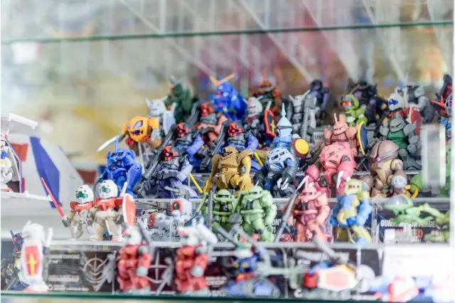 ワンルームをガンダムコレクションでまとめたオタク部屋に住むじだむさんのフィギュア