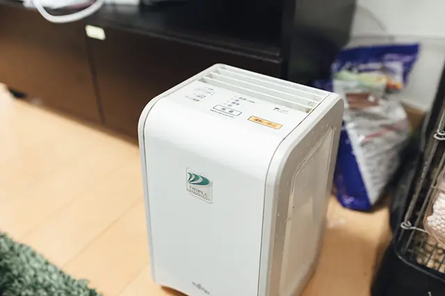 【モモンガとの暮らし】同棲中カップルの田中さんと小島さんが飼っているモモンガのために設置した脱臭機