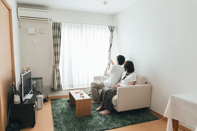 【モモンガとの暮らし】モモンガと遊ぶ同棲中のカップルの田中さんと小島さん