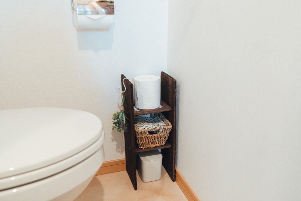 トイレをすっきり収納！100均アイテムでコンパクトラックをDIY | CHINTAI情報局