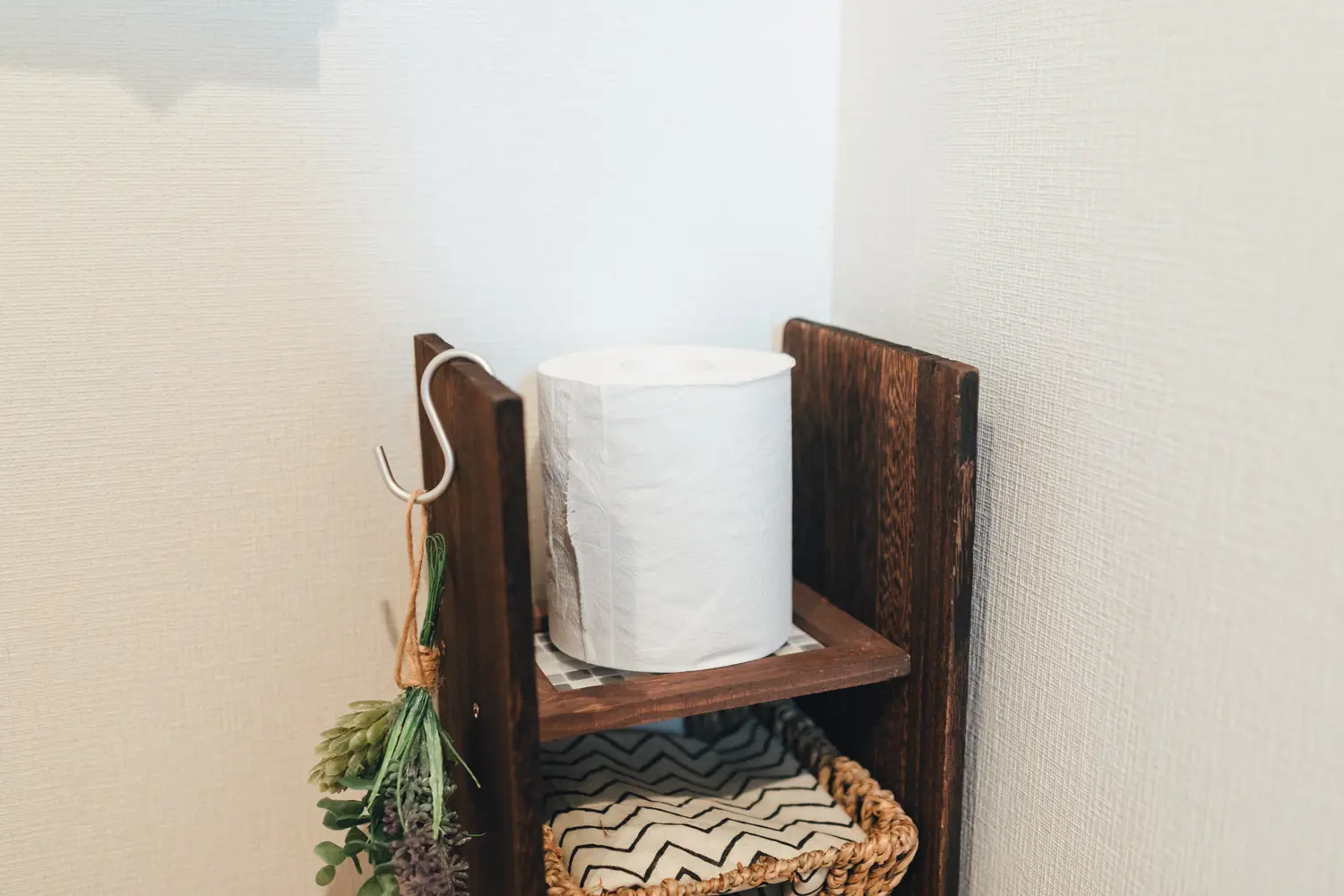 100均の材料で作るトイレ収納の上段に置いたトイレットペーパー