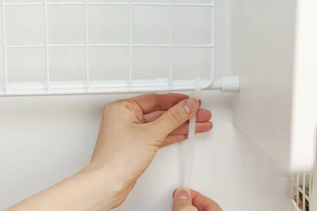 DIY初心者でも簡単!壁面収納の作り方:補助のつっぱりポールを設置する