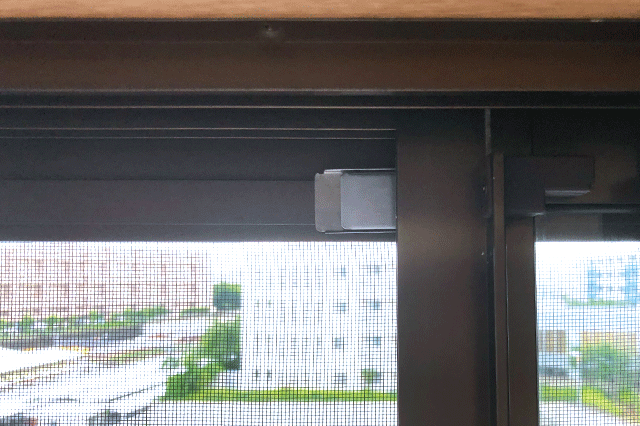 ストッパーを使わないときには、金具を元の位置に戻せばOK。薄いので窓の開閉にも支障はなかった