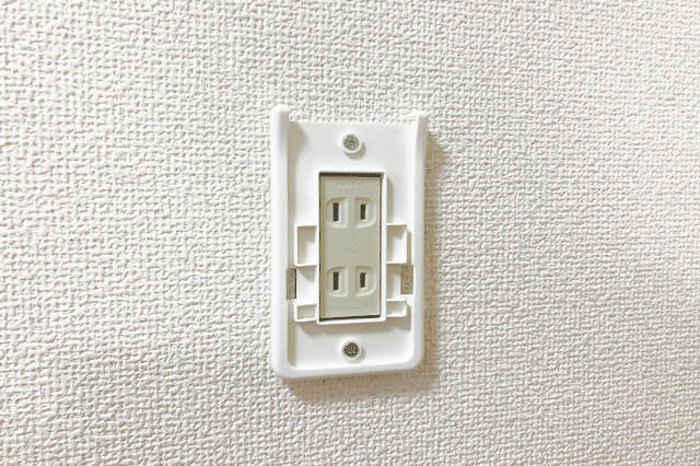 「コンセント安全カバー」を付属のネジで取り付ける