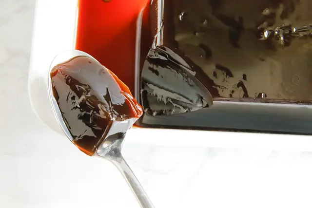 コーヒーゼリーをスプーンですくって試食
