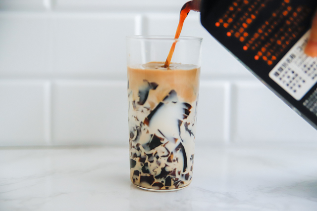 そこにコーヒーを注ぐ
