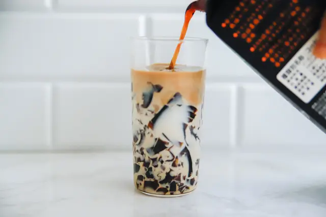 そこにコーヒーを注ぐ