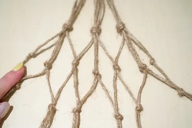 もう一度繰り返したところ。ひし形の網目ができるように結んでいこう