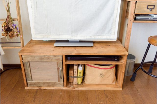 DIYで作られた木のテレビボード