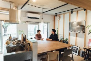 DIYした団地に住む二人暮らし中の西山さんと山形さん