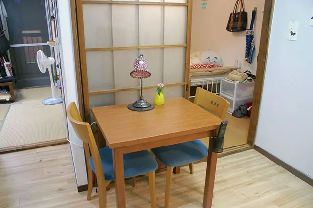 同棲カップル・井上さんと木村さんの部屋に置かれたダイニングテーブル