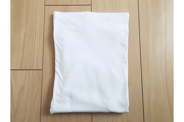 時短!長袖Tシャツのたたみ方:裾を持ち上げて、襟に向けて折りたたむ