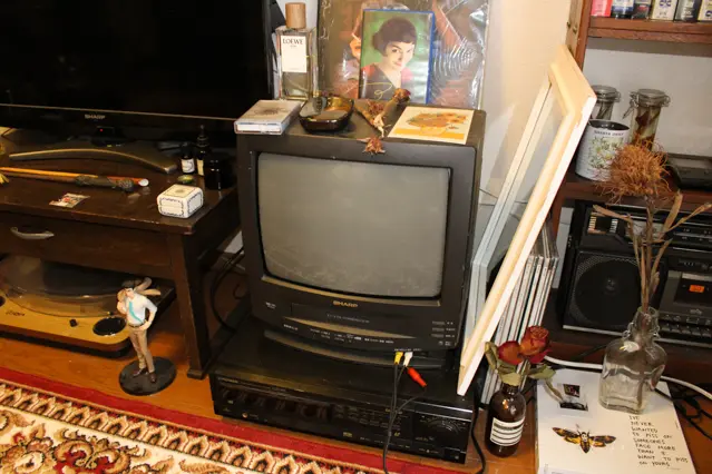 一人暮らし中の田中さんの部屋にあるブラウン管テレビ