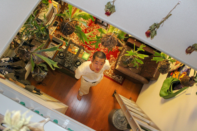 植物と好きなモノに囲まれて暮らす一人暮らし中の田中さん