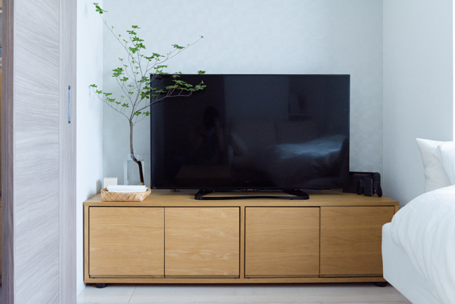 シンプルな暮らしを実践しているmilさん宅にある、映画をみるための大きなテレビ