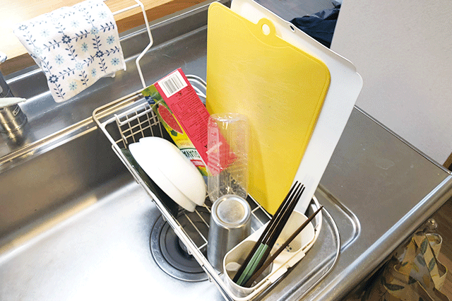 食器と資源ゴミがごちゃごちゃに詰まった水切りカゴ