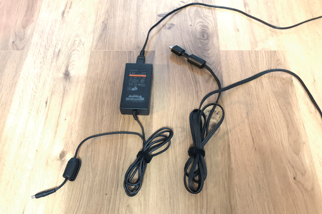 ゲーム機とテレビをつなぐ配線を「面ファスナー配線ベルト」で束ねた