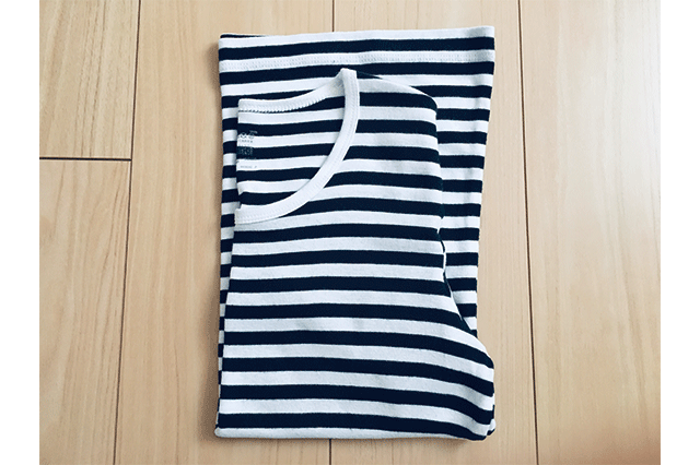 時短!半袖Tシャツのたたみ方:たたんだ半袖Tシャツを表に返す