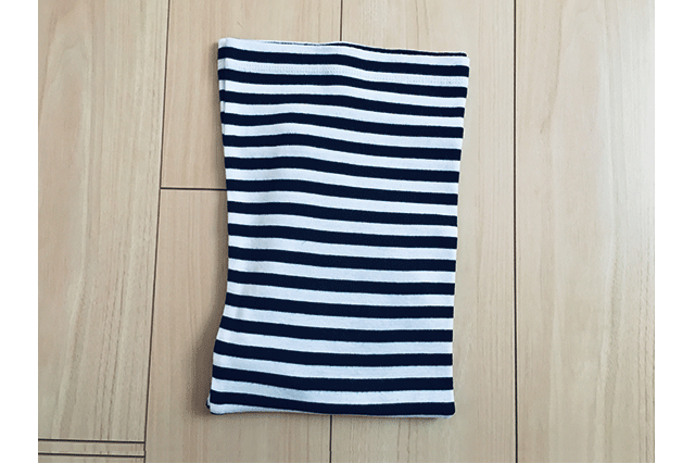 時短!半袖Tシャツのたたみ方:半袖Tシャツの裾を持ち上げて、襟に向けて折りたたむ