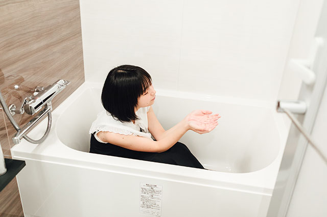モテ賃貸物件探訪で今回紹介するハイグレードマンション「プライムメゾン板橋」の湯船に入る美少女アイドルグループ「スリジエ」の「茜紬(あづみ)うた」ちゃん