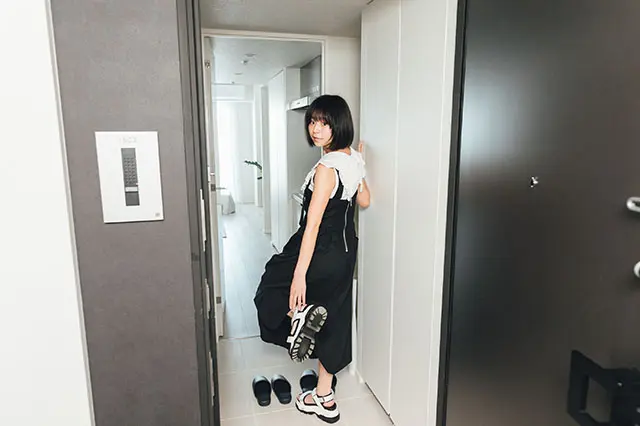 モテ賃貸物件探訪で今回紹介するハイグレードマンション「プライムメゾン板橋」の玄関から室内に入る美少女アイドルグループ「スリジエ」の「茜紬(あづみ)うた」ちゃん