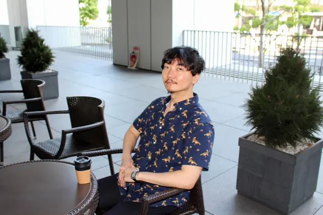 意地悪な質問にも快く答えてくれる気さくな漫画家・凸ノ高秀さん