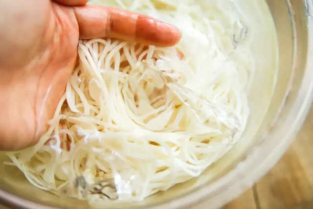 茹で上がったそうめんを氷水でもみ洗い
