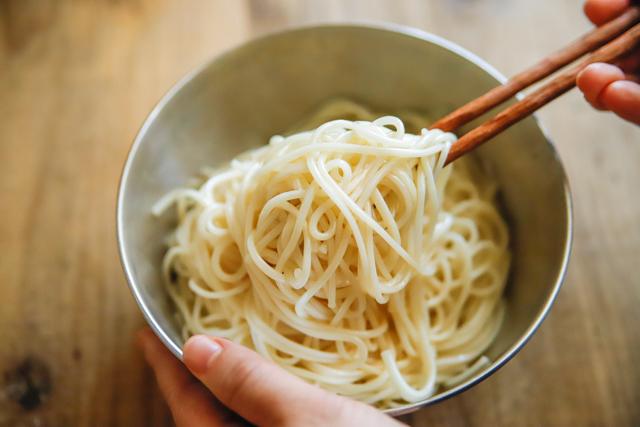 ごま油で香りがよくなり、麺のくっつき防止にもなる