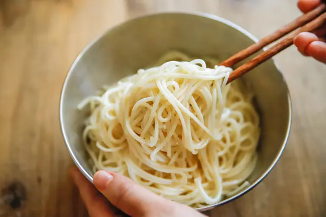 ごま油で香りがよくなり、麺のくっつき防止にもなる