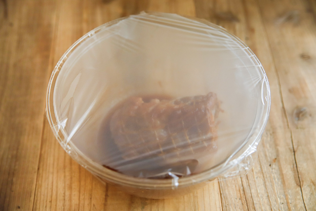 今度はぴっちりとラップをかけ、余熱で蒸らす。チャーシューの中まで火が通り、しっとり仕上がる