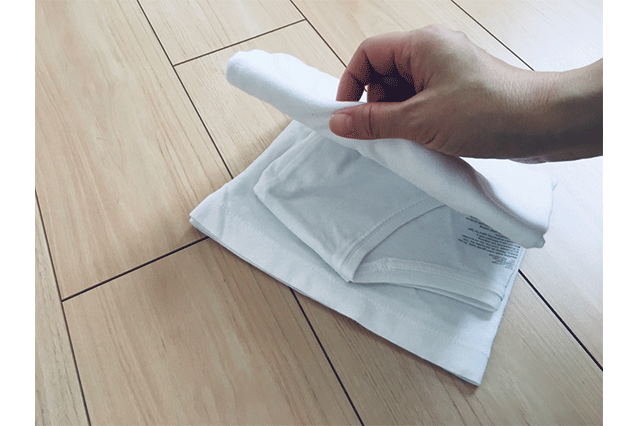 時短!長袖Tシャツのたたみ方:襟を守るようなイメージで二つ折りにたたむ