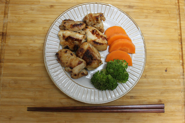 完成したみそマヨチキンを温野菜と一緒に盛りつけた