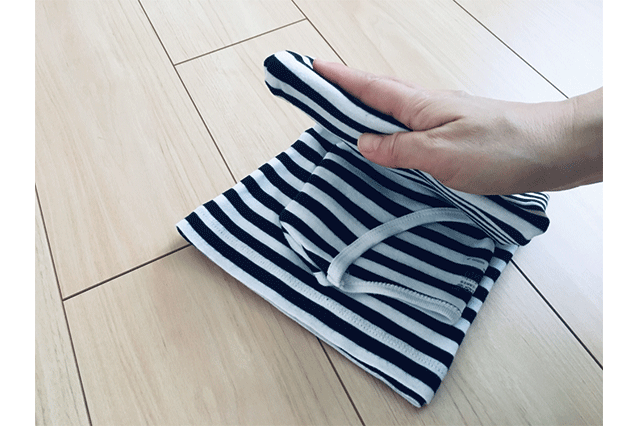 時短!半袖Tシャツのたたみ方:半袖Tシャツ襟を守るようなイメージで二つ折りにたたむ