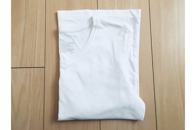 表に返して、襟より裾のラインが上になっている長袖Tシャツ